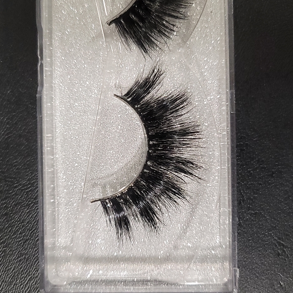 Strip Eyelash Extensions by Unlimitedlash "SAVAGE" (One Pair) - Picture 3 of 4